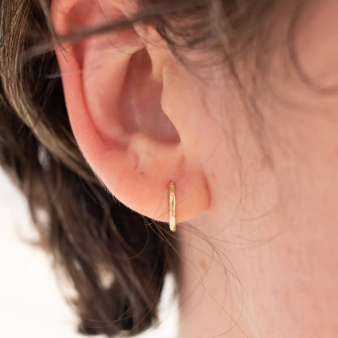 18kt Hand Carved Small Link Hoops