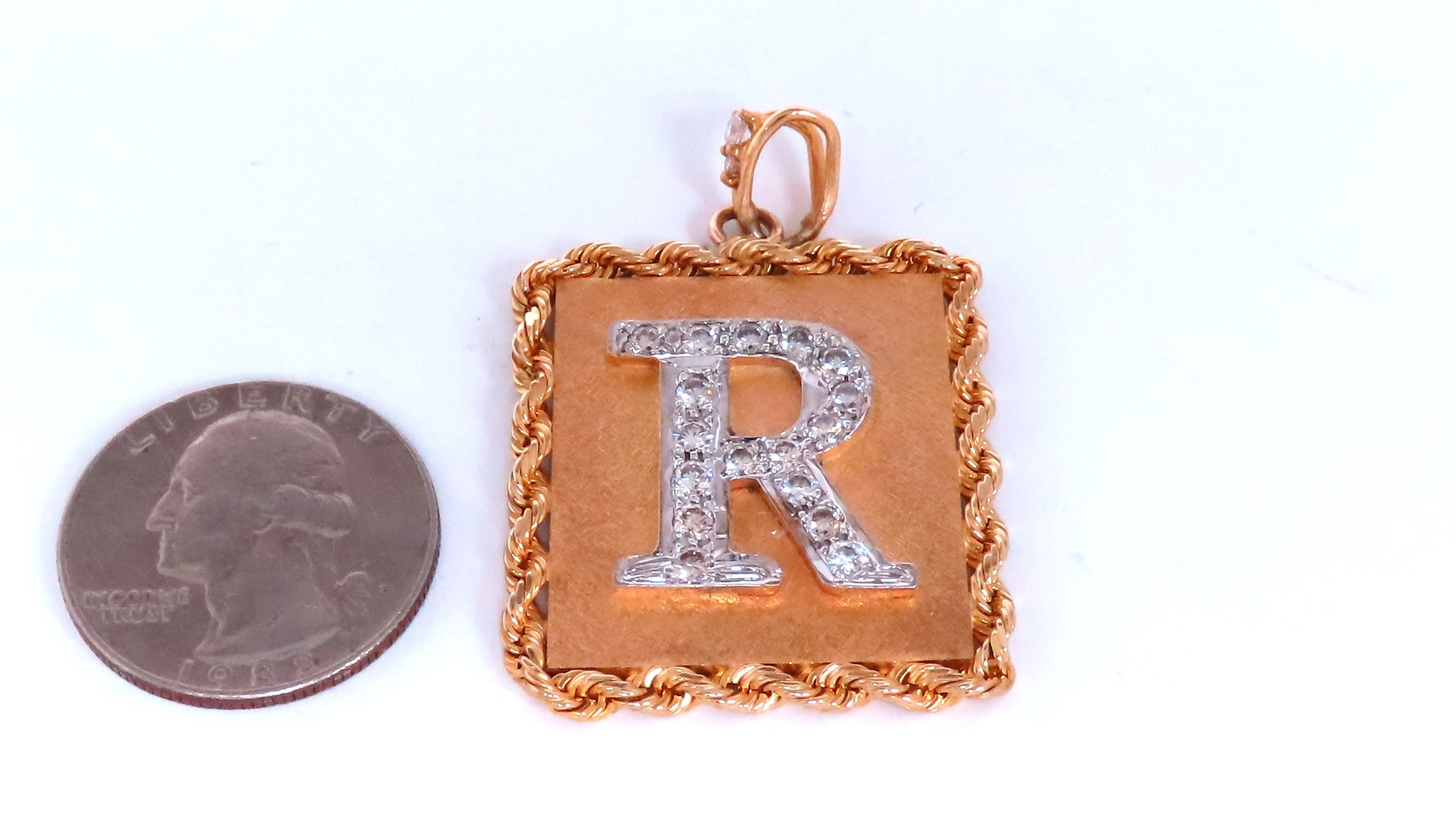 Initial R Diamond Vintage Rope Twist Sandblast Plate Pendant 14kt Gold 12370