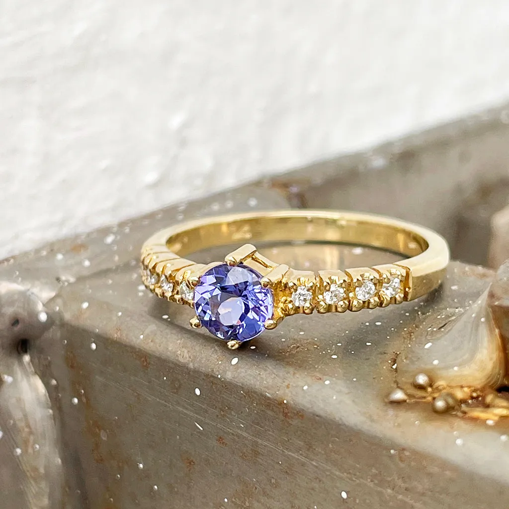 Stunning Solitaire Tanzanite with Diamond Shoulder Yellow Ring