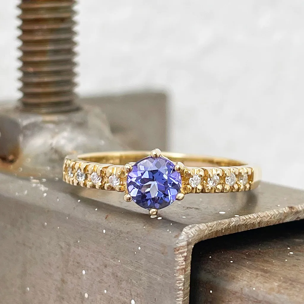 Stunning Solitaire Tanzanite with Diamond Shoulder Yellow Ring